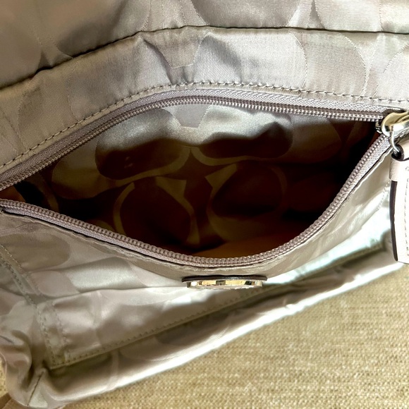 Authentic Coach crossbody bag. - Picture 6 of 12